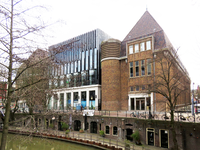 847709 Gezicht op de achtergevel van Bibliotheek Neude (voormalige Hoofdpostkantoor, Neude 11) te Utrecht aan de ...